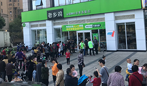 嘴上說不吃，身體很誠實(shí)！嫌棄預(yù)制菜的“老鄉(xiāng)”們?cè)诶相l(xiāng)雞門店大排長龍