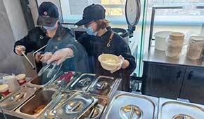 庫迪賣盒飯、檸季賣烤腸…茶飲店開辟副業，凍品小吃大有機會